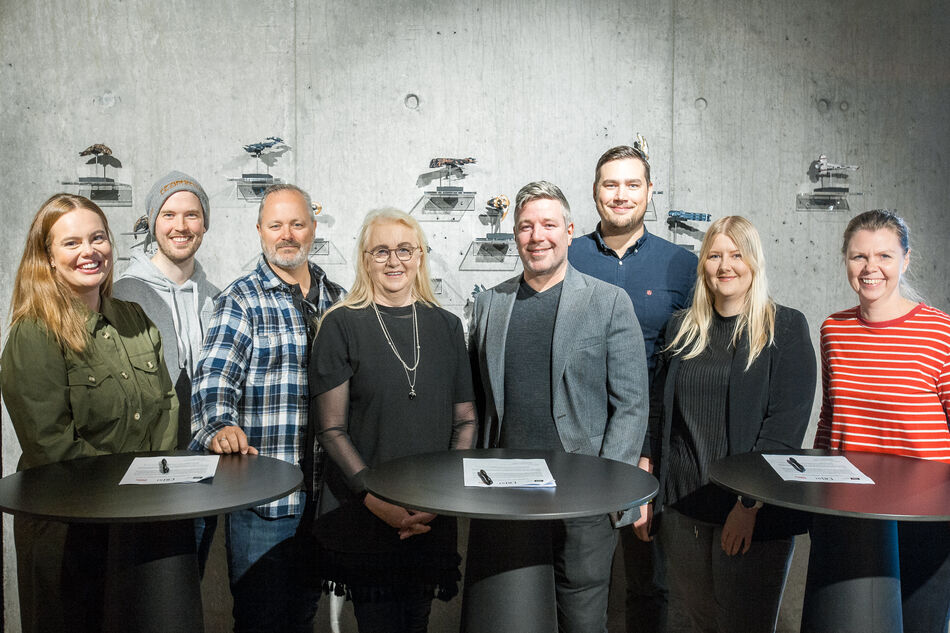 Hópurinn sem kom að undirbúningi sáttmálans, talið frá vinstri, Nanna Elísa Jakobsdóttir hjá Samtökum iðnaðarins, Haukur Steinn Logason hjá CCP, Ívar Kristjánsson hjá 1939 Games, Erna Arnardóttir hjá CCP, Þorgeir F. Óðinsson hjá Directive Games, Ólafur Hrafn Steinarsson hjá Rafíþróttasamtökum Íslands, Alexandra Diljá Bjargardóttir hjá Game Makers Iceland og María Guðmundsdóttir hjá Parity.